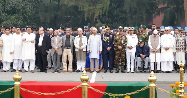 বীর মুক্তিযোদ্ধা এ কে খন্দকারের ফিউনারেল প্যারেডে অংশগ্রহণকারীদের একাংশ